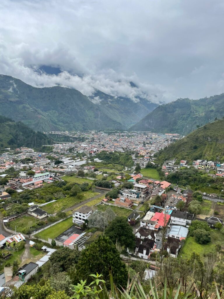 The city of Baños in Ecuador, surrounded by mountains and fog.