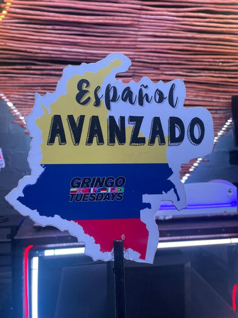 A sign that says "Español avanzado" meaning "advanced Spanish" at Medellin's weekly language exchange event Gringo Tuesdays.