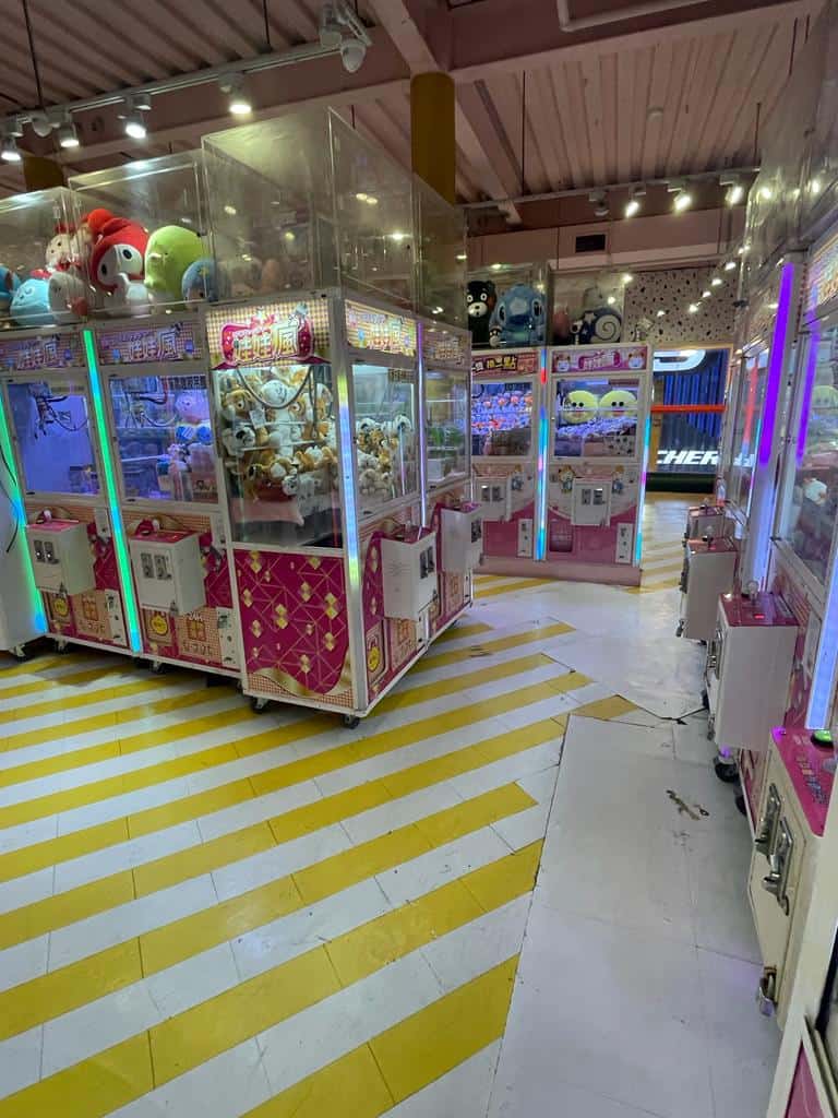 Claw machine arcade in Ximen