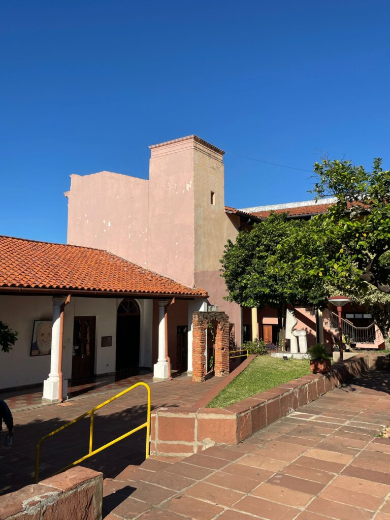 A series of colonial buildings with a pinkish colour, which make up Centro Cultural Manzana de la Rivera