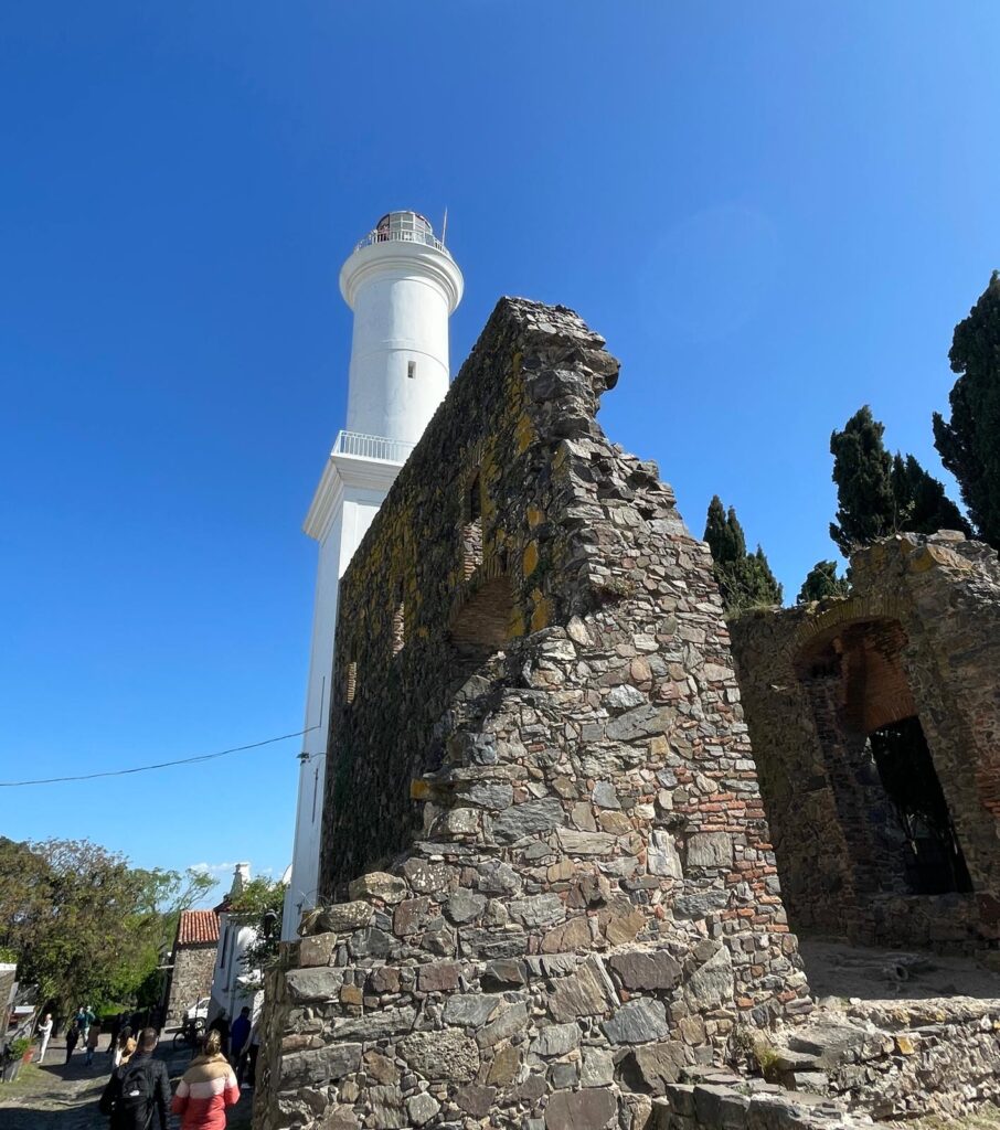 Faro de Colonia: a white lighthouse that rises above the crumbling walls from the colonial period